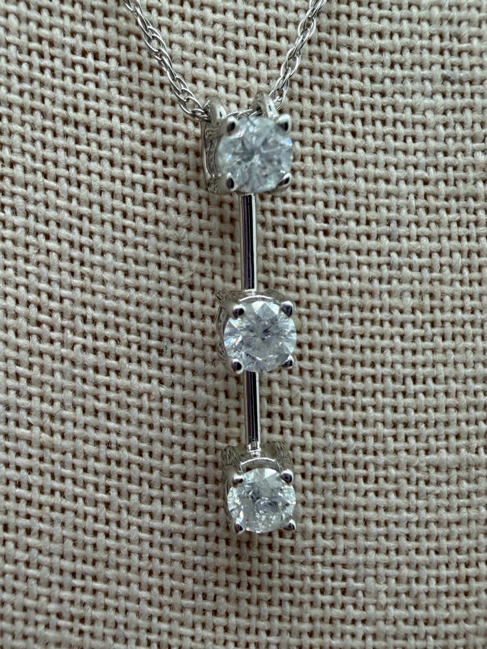 14k white gold and diamond pendant necklace